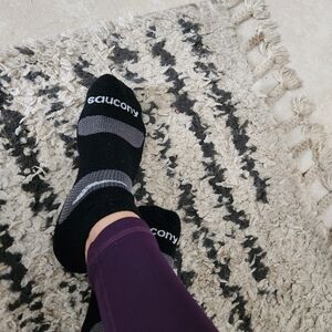 Saucony Wome S Black and Gray Athletic Socks  Used